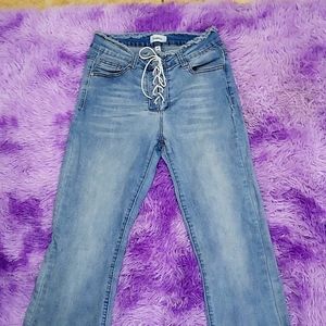 I am selling a tied pants they tie in the front and they are bell bottoms